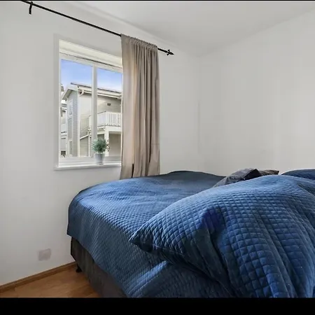 Cosy For Either Couple Or Single - Near To Airport And 2 Min Walk To Verk Station *