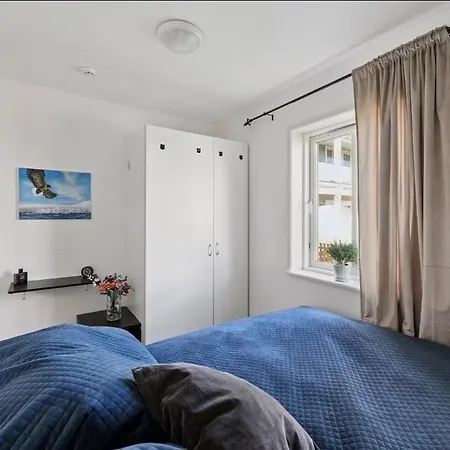 Cosy For Either Couple Or Single - Near To Airport And 2 Min Walk To Verk Station *