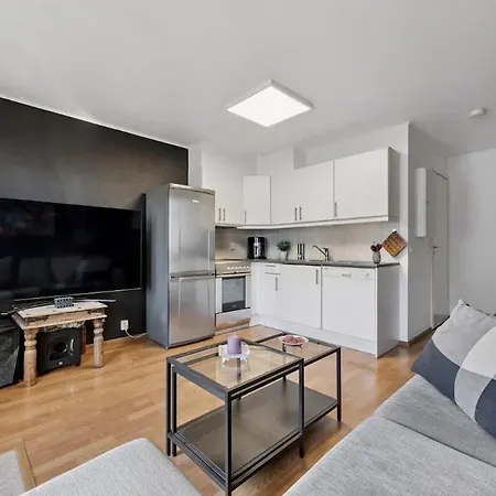 Cosy For Either Couple Or Single - Near To Airport And 2 Min Walk To Verk Station 公寓 *