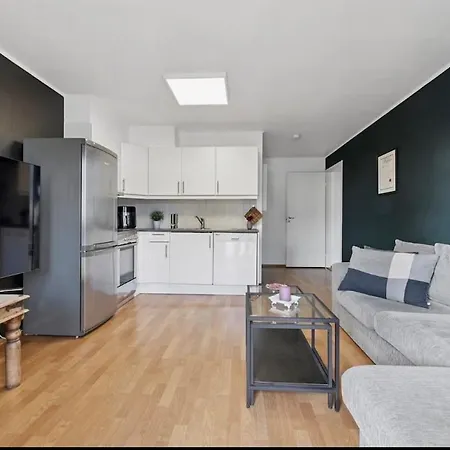 公寓 Cosy For Either Couple Or Single - Near To Airport And 2 Min Walk To Verk Station