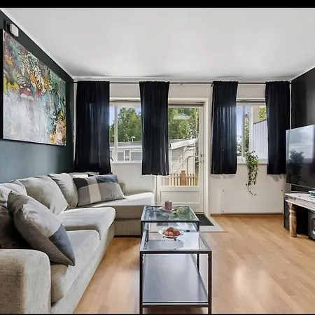 Cosy For Either Couple Or Single - Near To Airport And 2 Min Walk To Verk Station *