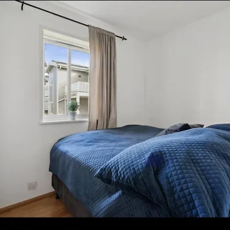 Apartment Cosy For Either Couple Or Single - Near To Airport And 2 Min Walk To Verk Station