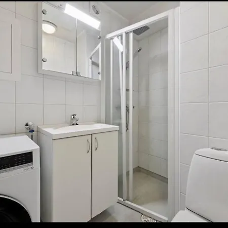 Cosy For Either Couple Or Single - Near To Airport And 2 Min Walk To Verk Station Apartment *